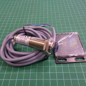 รหัส SSA006 Photo Sensor SICK Type :CRD-300N/ใช้แผ่นสะท้อน จับวัตถุทุกชนิด ระยะจับ 3เมตร.12-24vdc คลิกดูรายละเอียด>>>