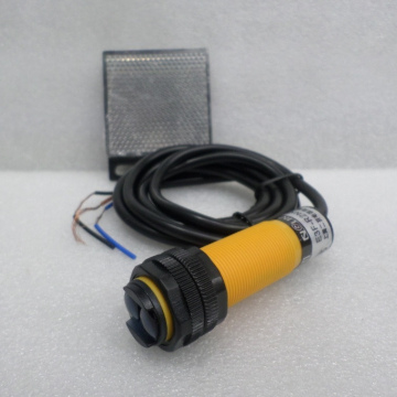 รหัส SMT0002 Photo Sensor ชนิดใช้แผ่นสะท้อน ระยะ 2เมตร รุ่น E3F-R2NK/M