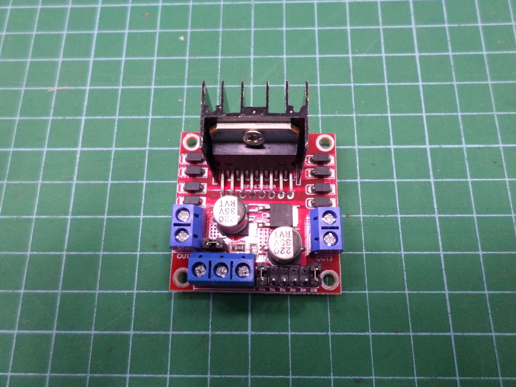 Drive L298N เป็นชุดขับมอเตอร์ชนิด H-Brigde ใช้ในการควบคุมทิศทาง และ ความเร็วของมอเตอร์สามารถควบคุมได้ 2 channel